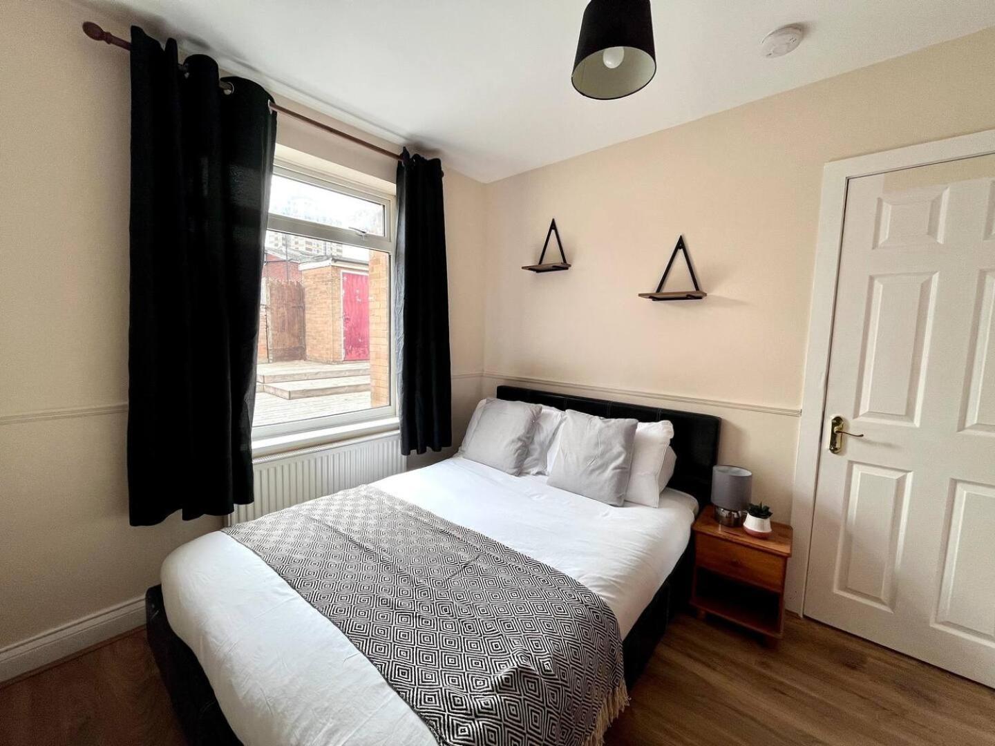 Central 4 Bedroom House With Driveway Newcastle upon Tyne Exterior photo